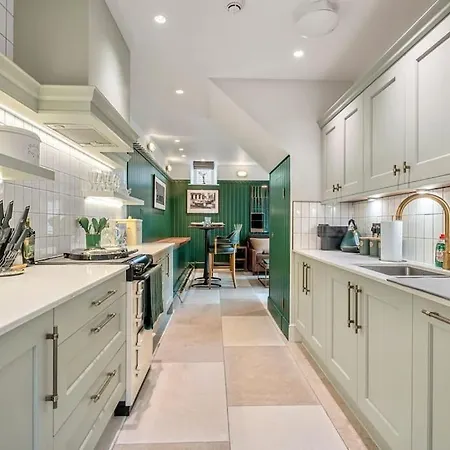 Luxury Mews House In Χαρογκέιτ